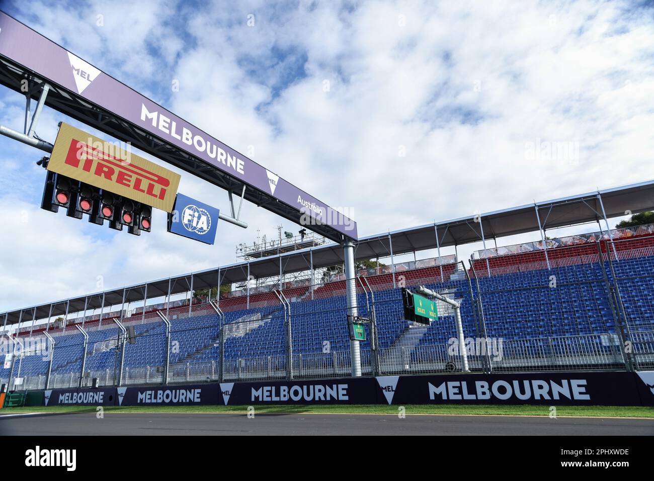 Melbourne, Australia. 29th Mar, 2023. La luce di partenza si accende sul pozzo dritto davanti al Gran Premio d’Australia di Formula uno all’Albert Park Circuit di Melbourne. (Foto di George Hitchens/SOPA Images/Sipa USA) Credit: Sipa USA/Alamy Live News Foto Stock