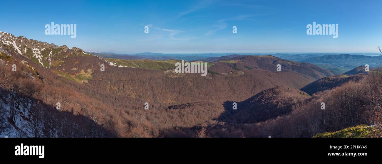 La catena montuosa della Stara Planina vista dal sentiero verso la vetta del Botev, Bulgaria. Foto Stock