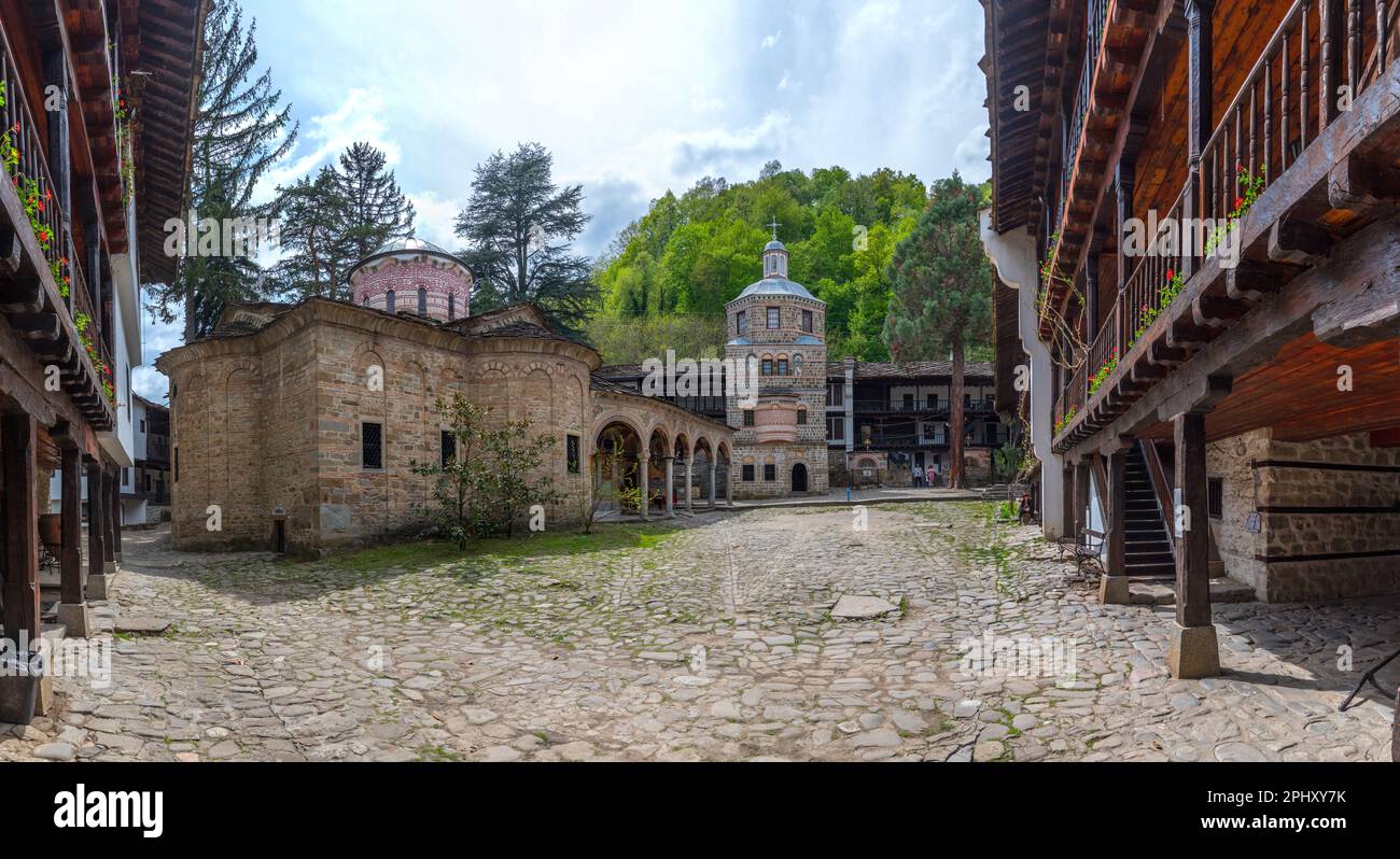 Vista su un cortile interno del famoso monastero di troyan in Bulgaria. Foto Stock