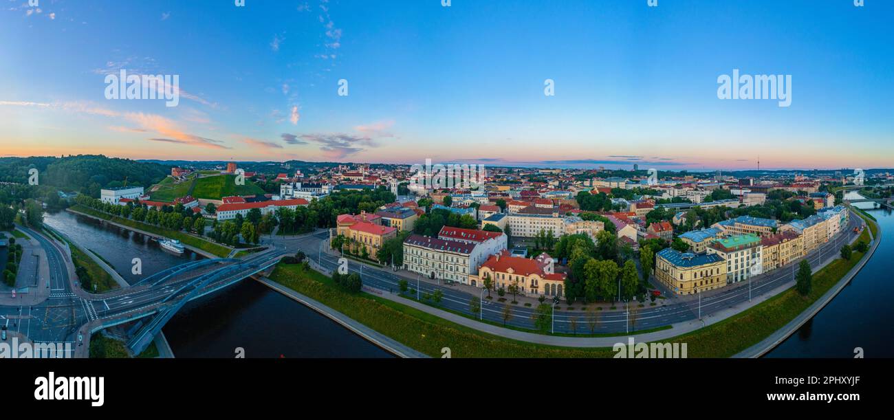 Vista panoramica del castello di Gediminas nella capitale lituana Vilnus. Foto Stock