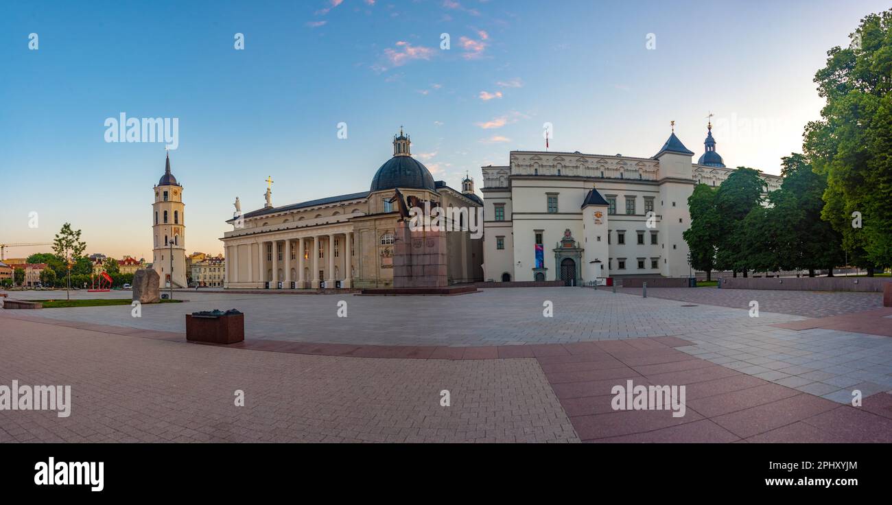 Cattedrale di San Stanislao nella capitale lituana vilnius durante la notte. Foto Stock