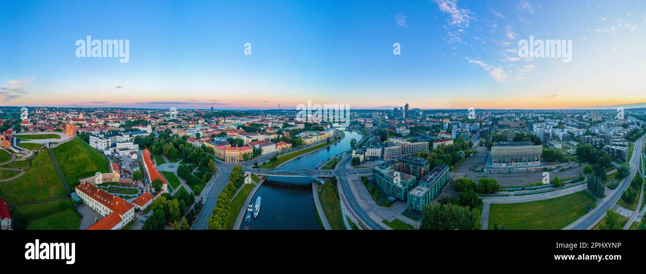 Vista panoramica del castello di Gediminas nella capitale lituana Vilnus. Foto Stock