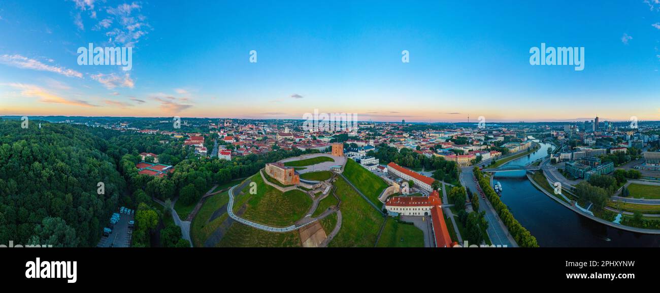 Vista panoramica del castello di Gediminas nella capitale lituana Vilnus. Foto Stock