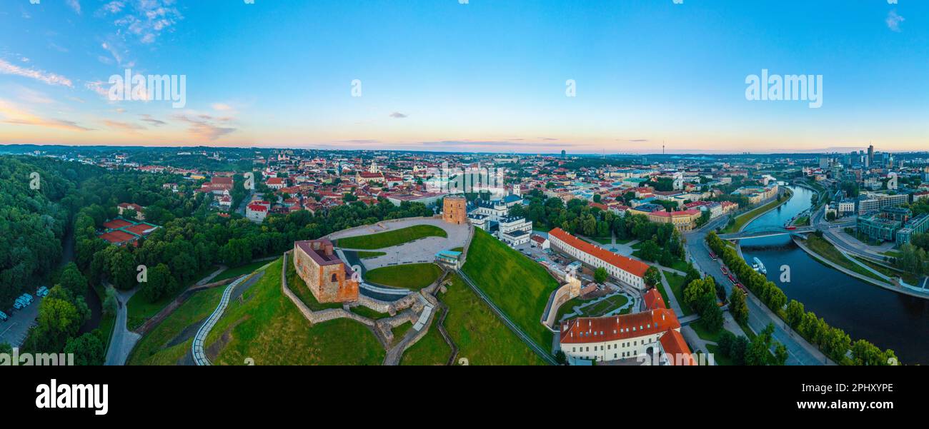 Vista panoramica del castello di Gediminas nella capitale lituana Vilnus. Foto Stock