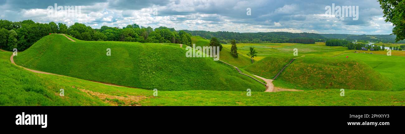 Vista panoramica delle colline di Kernave, antica capitale del Granducato di Lituania. Foto Stock