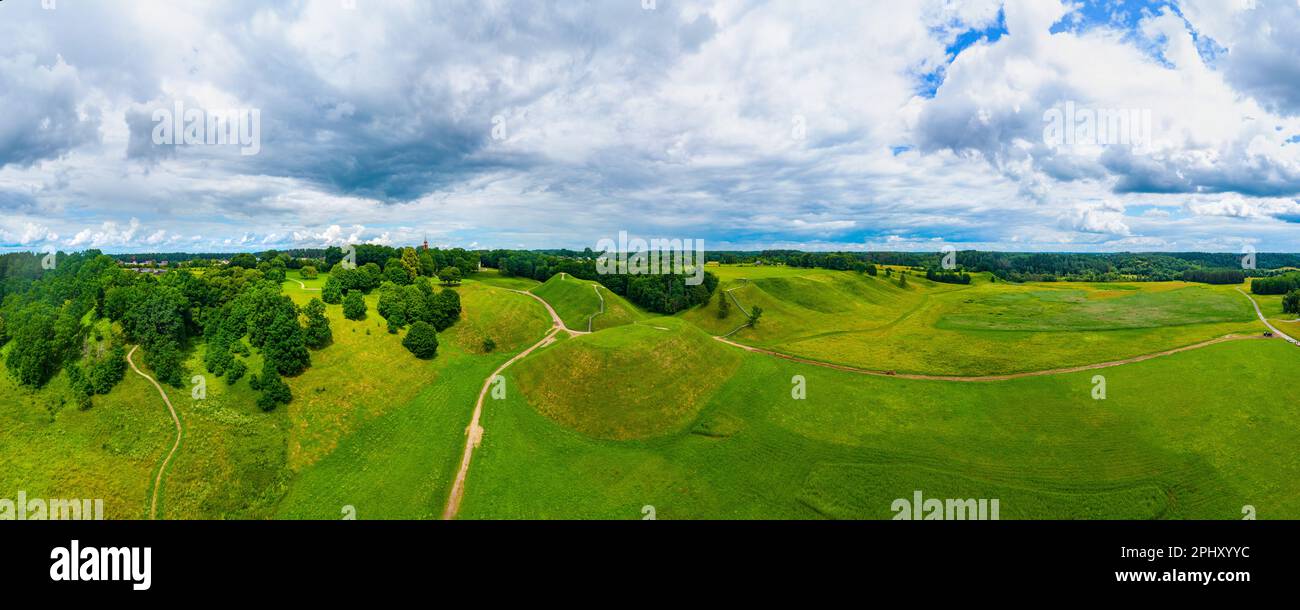 Vista panoramica delle colline di Kernave, antica capitale del Granducato di Lituania. Foto Stock