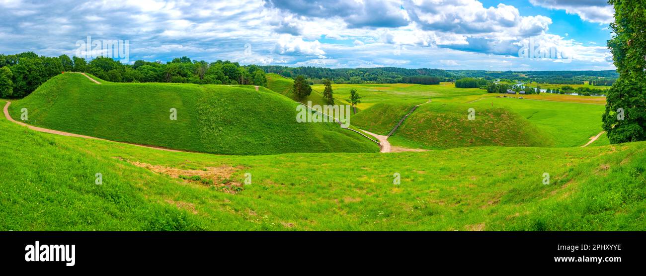 Vista panoramica delle colline di Kernave, antica capitale del Granducato di Lituania. Foto Stock