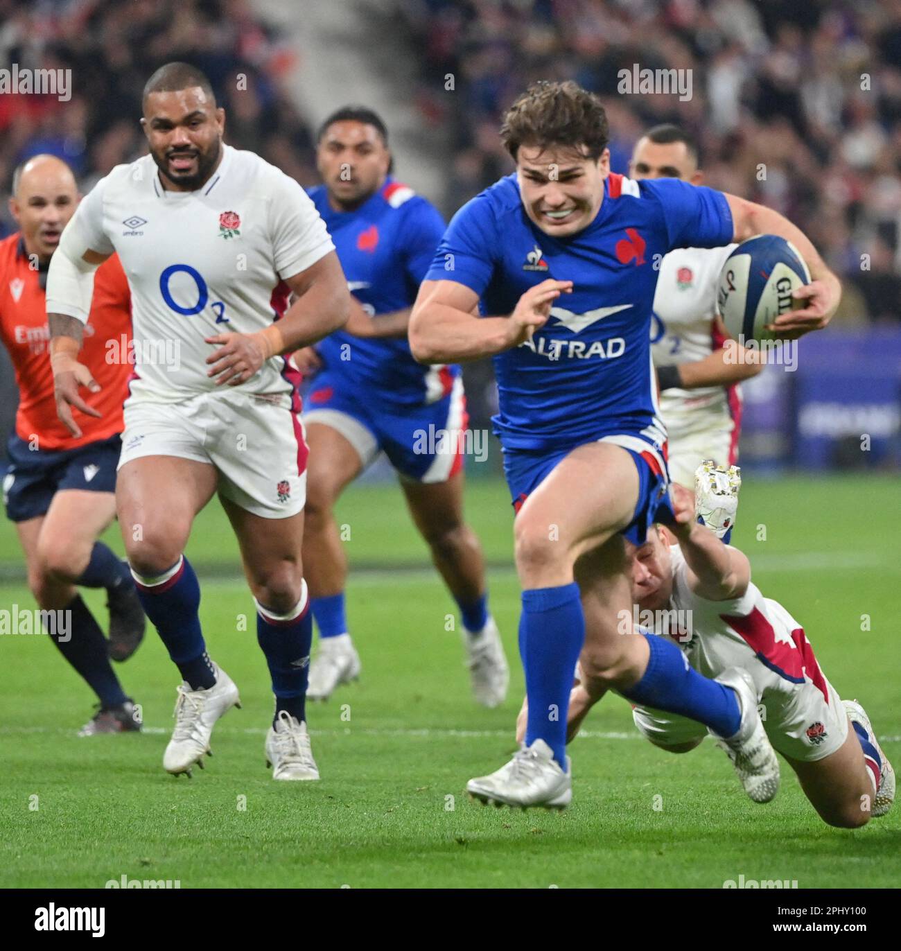 Foto del file - Antoine Dupont durante la partita delle sei Nazioni della Guinness tra Francia e Inghilterra allo Stade de France il 19 marzo 2022 a Parigi, Francia. - Il giocatore francese di rugby Antoine Dupont ha vinto per la terza volta in quattro stagioni il premio per il miglior giocatore del torneo delle sei Nazioni. Photo by Christian Liewig/ABACAPRESS.COM Credit: Abaca Press/Alamy Live News Foto Stock