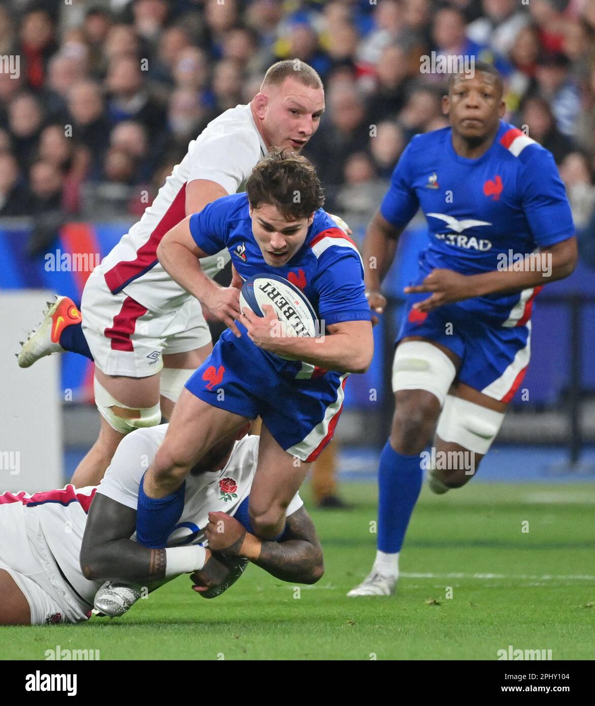 Foto del file - Antoine Dupont di Francia durante la partita delle sei Nazioni della Guinness tra Francia e Inghilterra allo Stade de France il 19 marzo 2022 a Parigi, Francia. - Il giocatore francese di rugby Antoine Dupont ha vinto per la terza volta in quattro stagioni il premio per il miglior giocatore del torneo delle sei Nazioni. Photo by Christian Liewig/ABACAPRESS.COM Credit: Abaca Press/Alamy Live News Foto Stock
