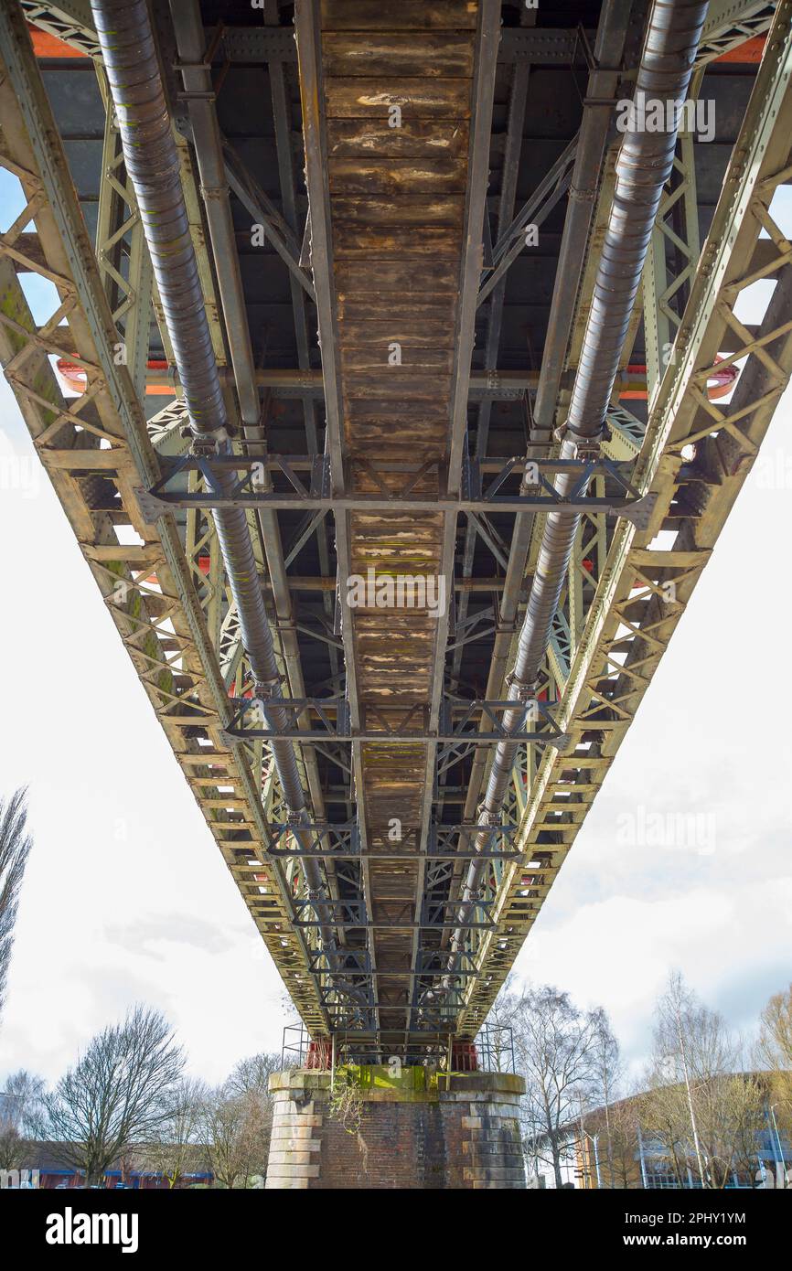 Vista dal basso di un ponte ferroviario principale, Worcester, Regno Unito. Foto Stock