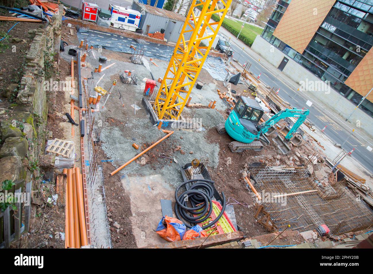 Alta pov di lavori di fondo in un edificio commerciale vuoto/cantiere, Worcester City, Regno Unito. Foto Stock