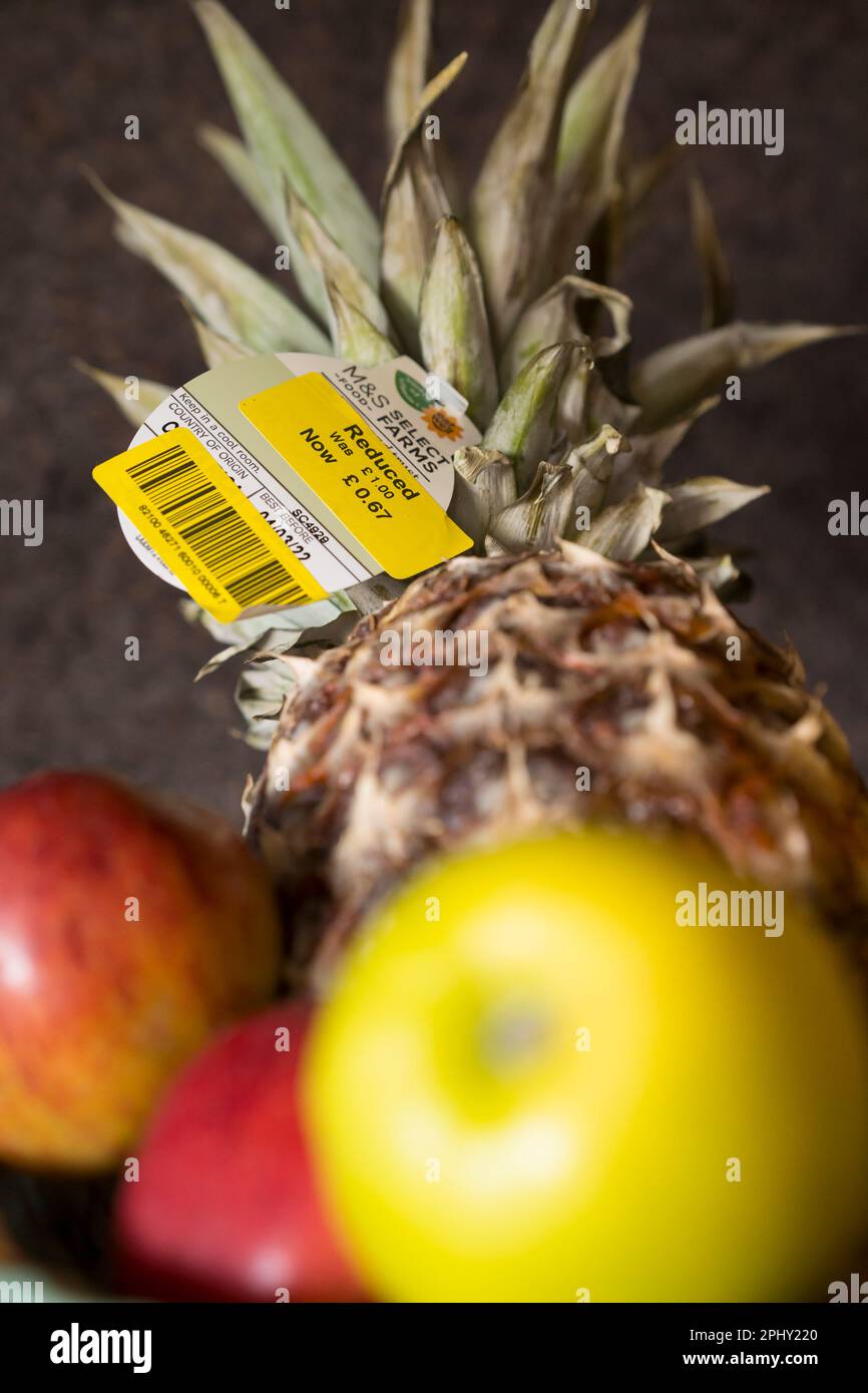 Ridotto giallo adesivo frutta. Foto Stock