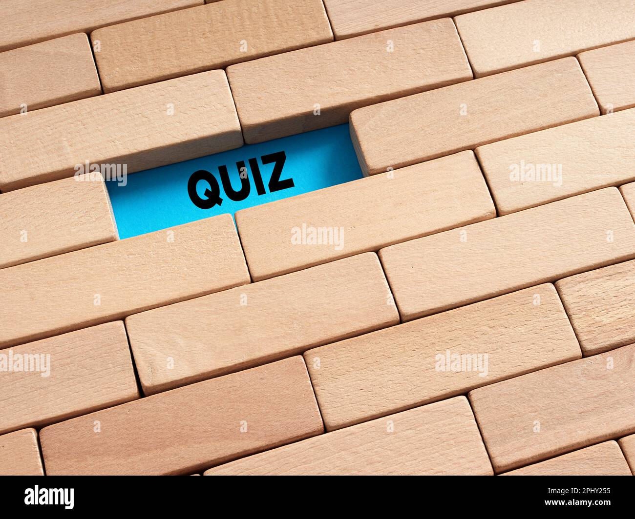 Concetto del quiz. La parola quiz circondato da blocchi di legno. Foto Stock