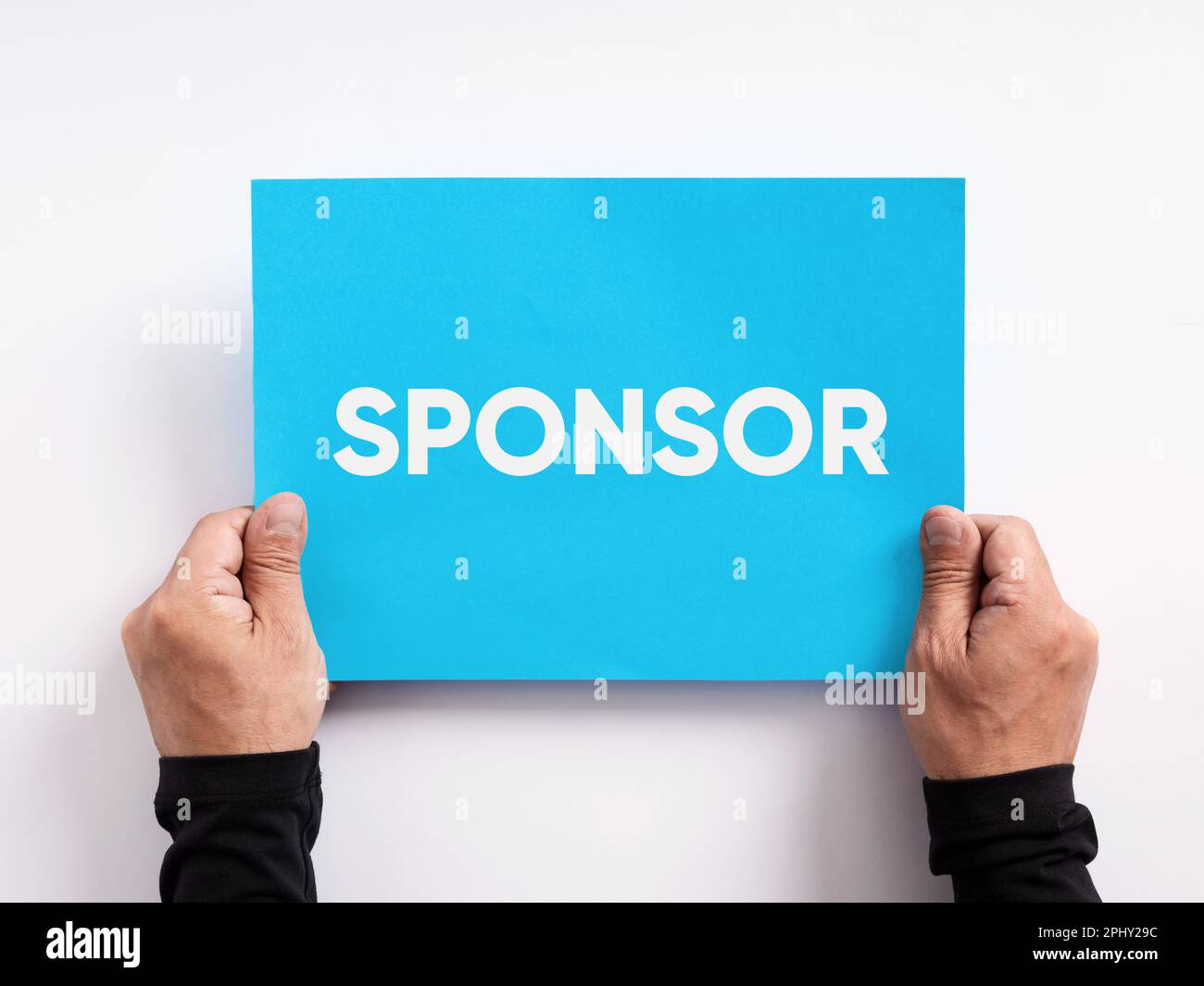 Concetto di sponsorizzazione, sostegno finanziario o donazione di beneficenza. Mano maschile con carta blu con la parola sponsor. Foto Stock