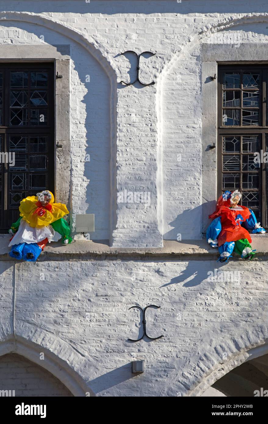 Carnevale con figure di plastica di moehnen sulle finestre, Vecchio Municipio, Germania, Nord Reno-Westfalia, basso Reno, Erkelenz Foto Stock