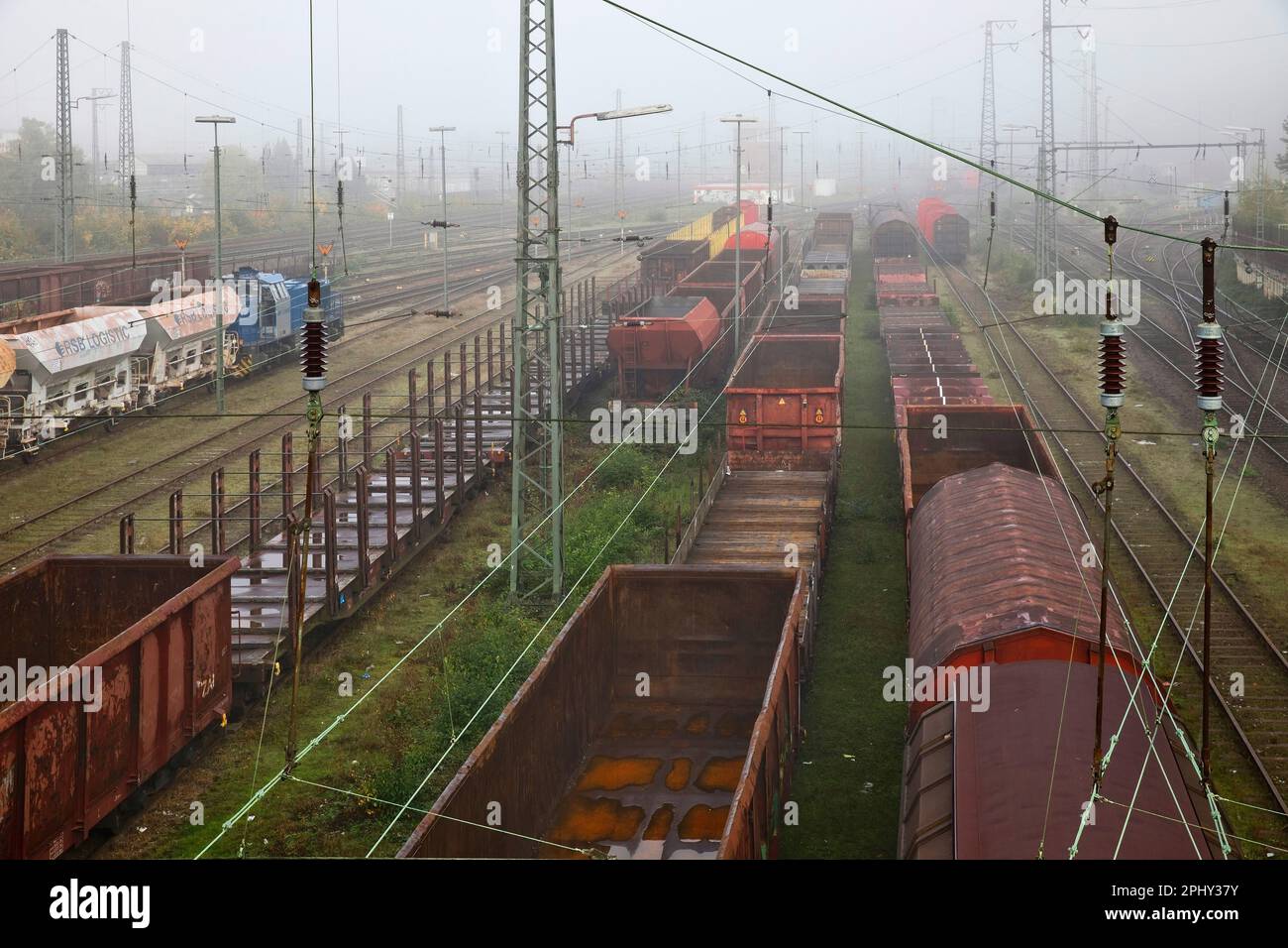 Cantiere navale in nebbia mattutina, trasporto merci; treni a Hagen-Vorhalle, Germania, Renania settentrionale-Vestfalia, Area della Ruhr, Hagen Foto Stock