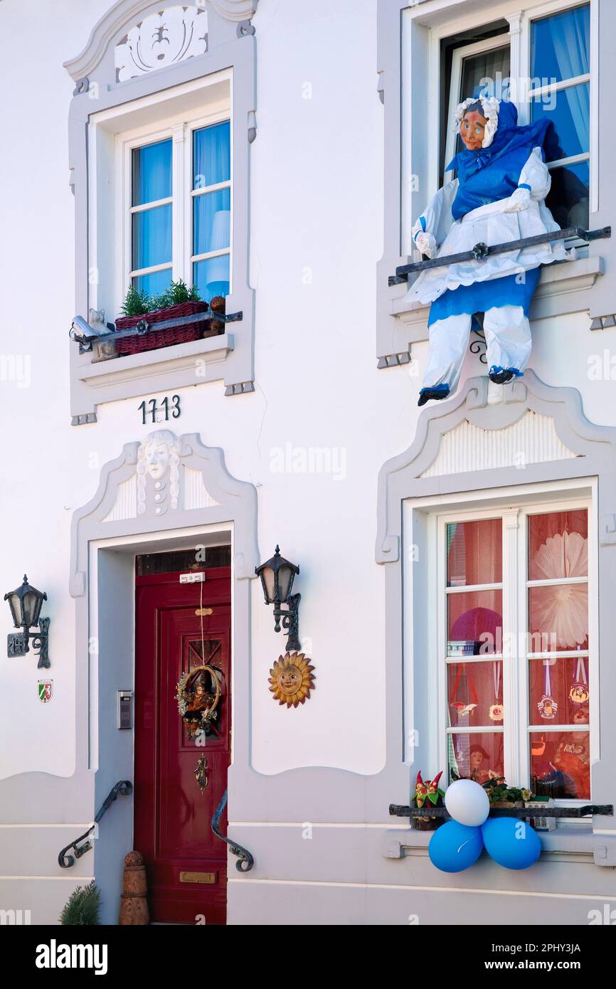 Carnevale con figura plastica di moehne sulla finestra, Germania, Nord Reno-Westfalia, basso Reno, Erkelenz Foto Stock