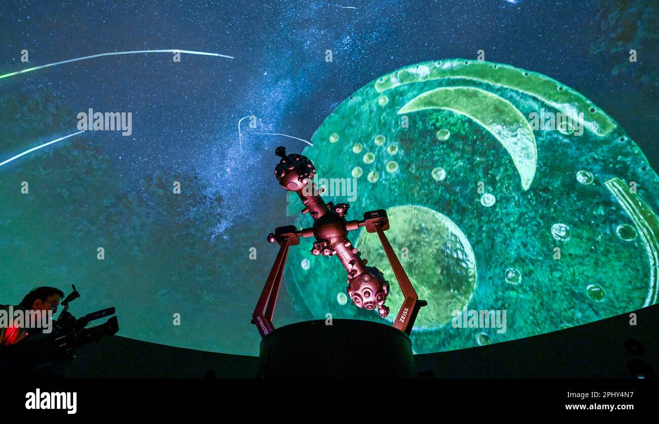 PRODUZIONE - 27 marzo 2023, Sassonia-Anhalt, Halle (Saale): Dietro il proiettore si può vedere una proiezione del disco Nebra Sky nella sala stellata del planetario. Dopo circa quattro anni di costruzione, il Planetario Halle viene aperto all'interno delle mura dello storico gasometro con un programma festivo. Il pezzo centrale è la sala stellata con un diametro di dodici metri, un'altezza di otto metri e spazio per 110 persone. L'attrezzatura tecnica permette una vista panoramica a 360 gradi del mondo delle stelle. Il denaro per i costi di costruzione di 21 milioni di euro è stato esclusivamente del Foto Stock