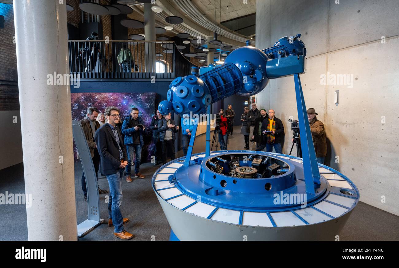 PRODUZIONE - 27 marzo 2023, Sassonia-Anhalt, Halle (Saale): Il proiettore ritirato del vecchio planetario è esposto nel foyer del nuovo planetario. Dopo circa quattro anni di costruzione, il Planetario Halle viene aperto all'interno delle mura dello storico gasometro con un programma festivo. Il pezzo centrale è la sala stellata con un diametro di dodici metri, un'altezza di otto metri e spazio per 110 persone. L'attrezzatura tecnica permette una vista panoramica a 360 gradi del mondo delle stelle. I fondi per i costi di costruzione di 21 milioni di euro sono stati esclusivamente a carico dell'alluvione Foto Stock