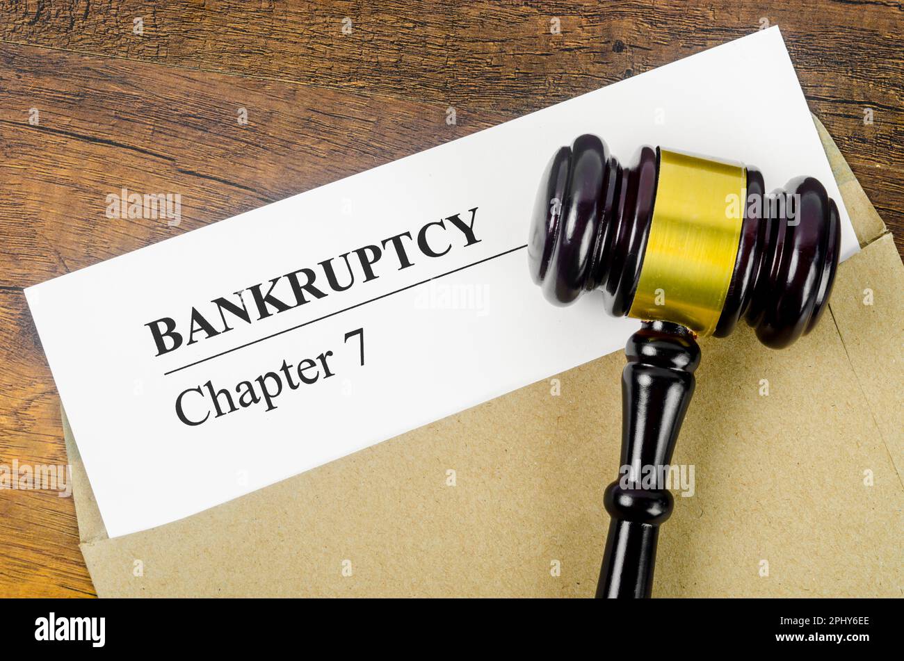 Bankcrupty Capitolo 7 testo su modulo di documento e Gavel di legno sulla scrivania dell'ufficio. Foto Stock