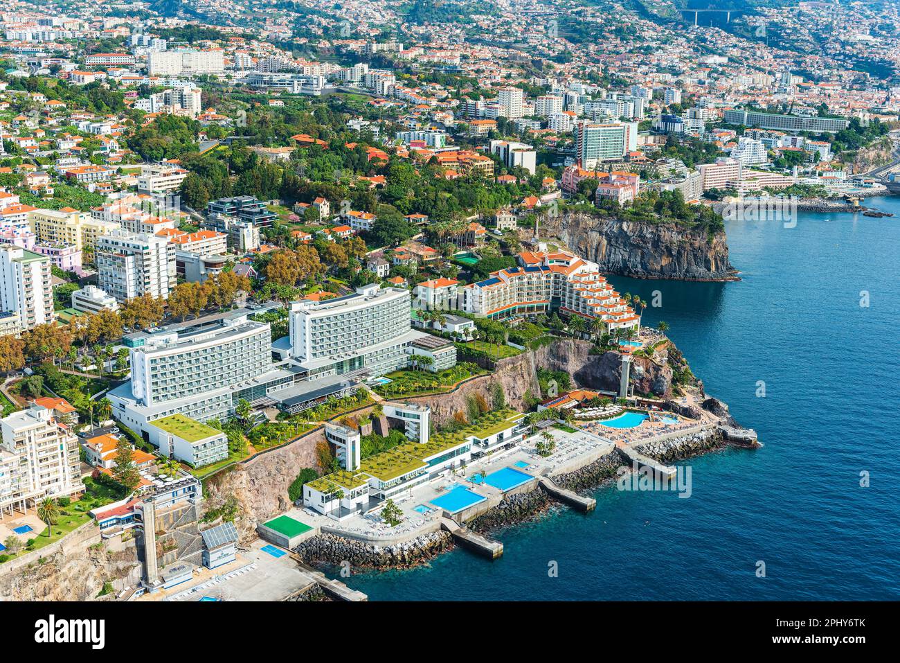 Fotografia aerea di Funchal, la capitale costiera di Madeira. Una splendida vista dall'alto rivela un vivace paesaggio urbano, pieno di edifici e residenze Foto Stock