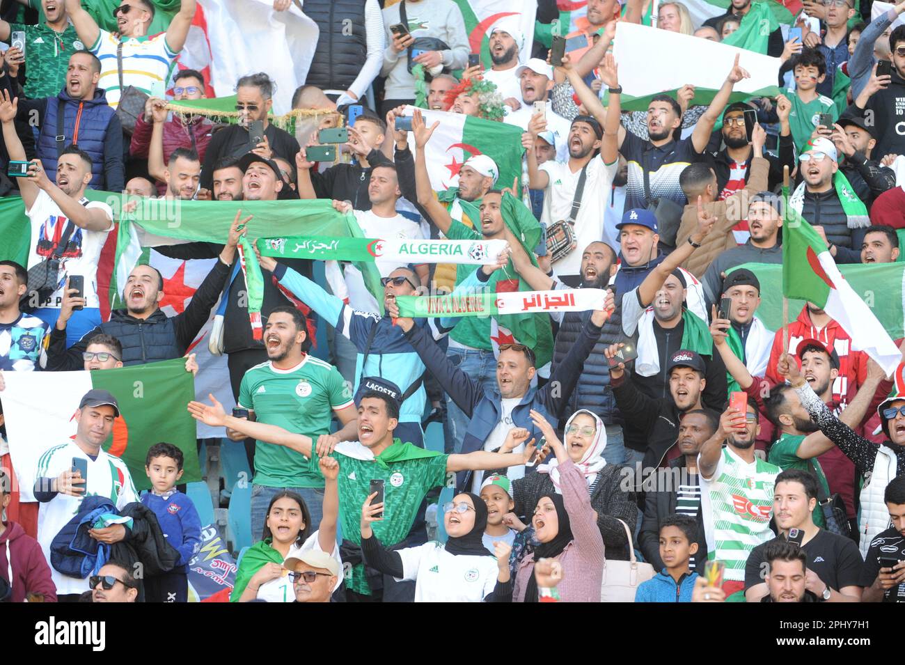 Rades, Tunisi, Tunisia. 29th Mar, 2023. Sostenitori dell'Algeria durante la partita Niger contro Algeria, 27 marzo 2023 per conto delle qualifiche della Coppa delle Nazioni africane 2023, allo stadio Rades. (Credit Image: © Chokri Mahjoub/ZUMA Press Wire) SOLO PER USO EDITORIALE! Non per USO commerciale! Foto Stock