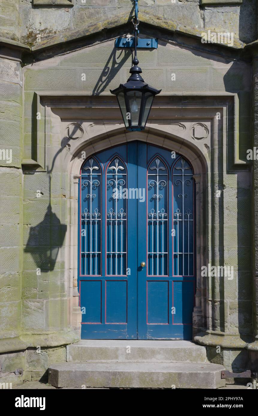 La porta blu in stile gotico di San Matthews Chiesa nel villaggio di Darley Abbey, Derbyshire, Inghilterra Foto Stock
