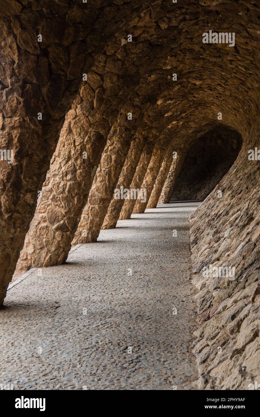 Archi pendanti del Muro delle onde desinguti dall'architetto Antoni Gaudi nel Parco Guell, Barcellona, Spagna Foto Stock