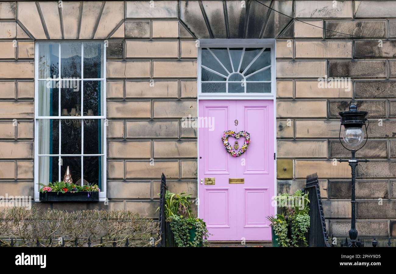 Drummond Place, Edimburgo, Scozia, Regno Unito, 30th marzo 2023. Decorazione della corona di Pasqua: La controversa porta rosa della Città Nuova è decorata per Pasqua. Il proprietario, Miranda Dickson, è stato detto dal consiglio comunale di Edimburgo che deve cambiare il colore nel sito patrimonio dell'umanità dell'UNESCO entro aprile o rischiare una multa, dopo aver perso un appello al governo scozzese. Credit: Sally Anderson/Alamy Live News Foto Stock