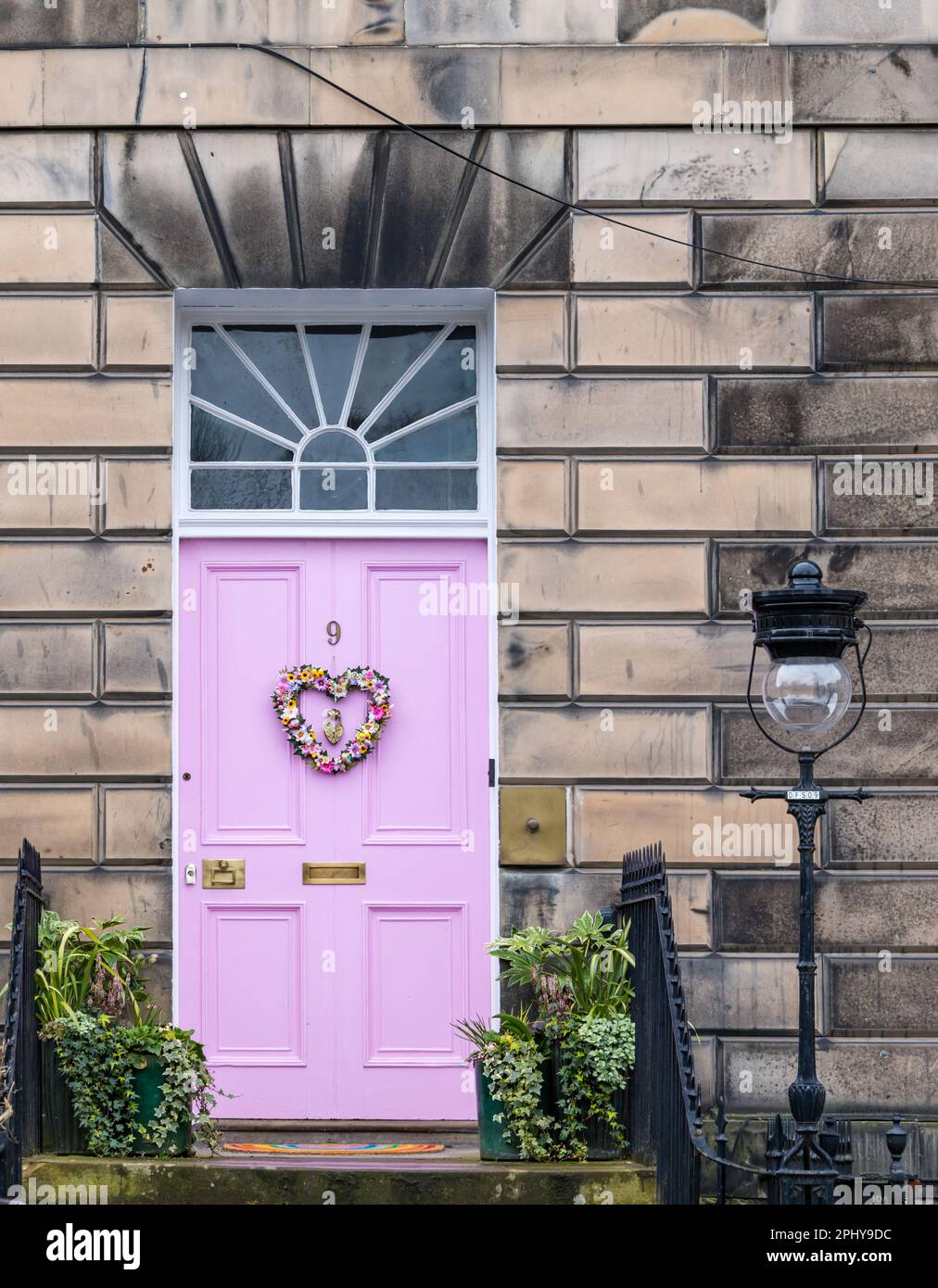 Drummond Place, Edimburgo, Scozia, Regno Unito, 30th marzo 2023. Decorazione della corona di Pasqua: La controversa porta rosa della Città Nuova è decorata per Pasqua. Il proprietario, Miranda Dickson, è stato detto dal consiglio comunale di Edimburgo che deve cambiare il colore nel sito patrimonio dell'umanità dell'UNESCO entro aprile o rischiare una multa, dopo aver perso un appello al governo scozzese. Credit: Sally Anderson/Alamy Live News Foto Stock