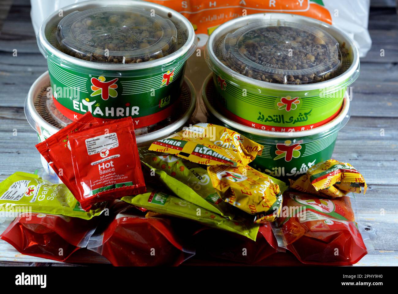 Cairo, Egitto, 28 2023 marzo: El Tahrir Koshary Koshari, cibo di strada di riso, maccheroni, spaghetti e lenticchie mescolati con una salsa di pomodoro speziata, Foto Stock