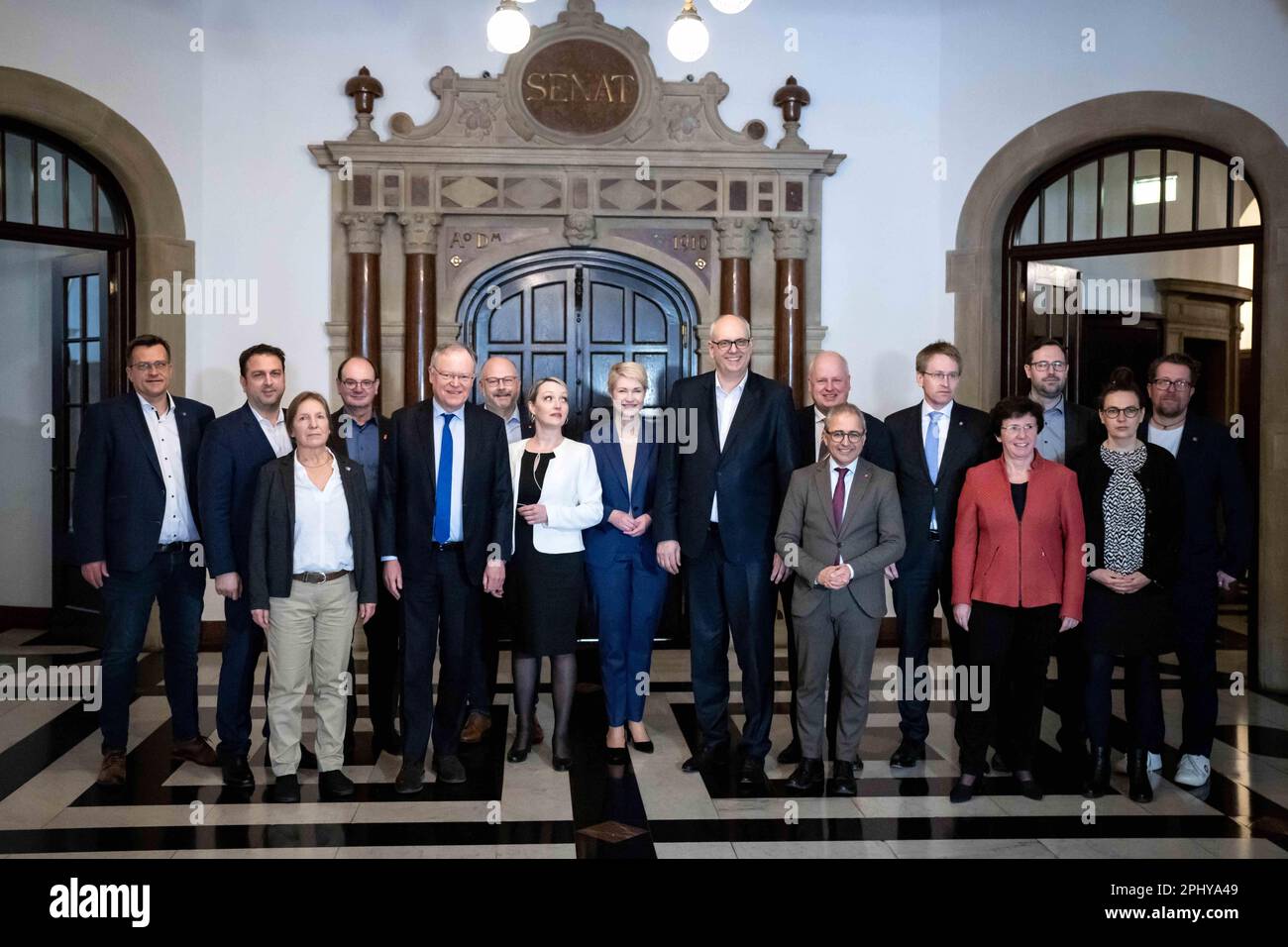 Brema, Germania. 30th Mar, 2023. I partecipanti alla cosiddetta Conferenza della Germania del Nord (KND) si riuniscono per una foto di gruppo prima dell'inizio dell'incontro. Il KND comprende gli stati della bassa Sassonia, Brema, Amburgo, Schleswig-Holstein e Meclemburgo-Pomerania occidentale. Brema detiene attualmente la presidenza. Nel KND, gli stati costieri e portuali si coordinano da diversi anni e rappresentano i loro interessi comuni al governo federale. Credit: Sina Schuldt/dpa/Alamy Live News Foto Stock