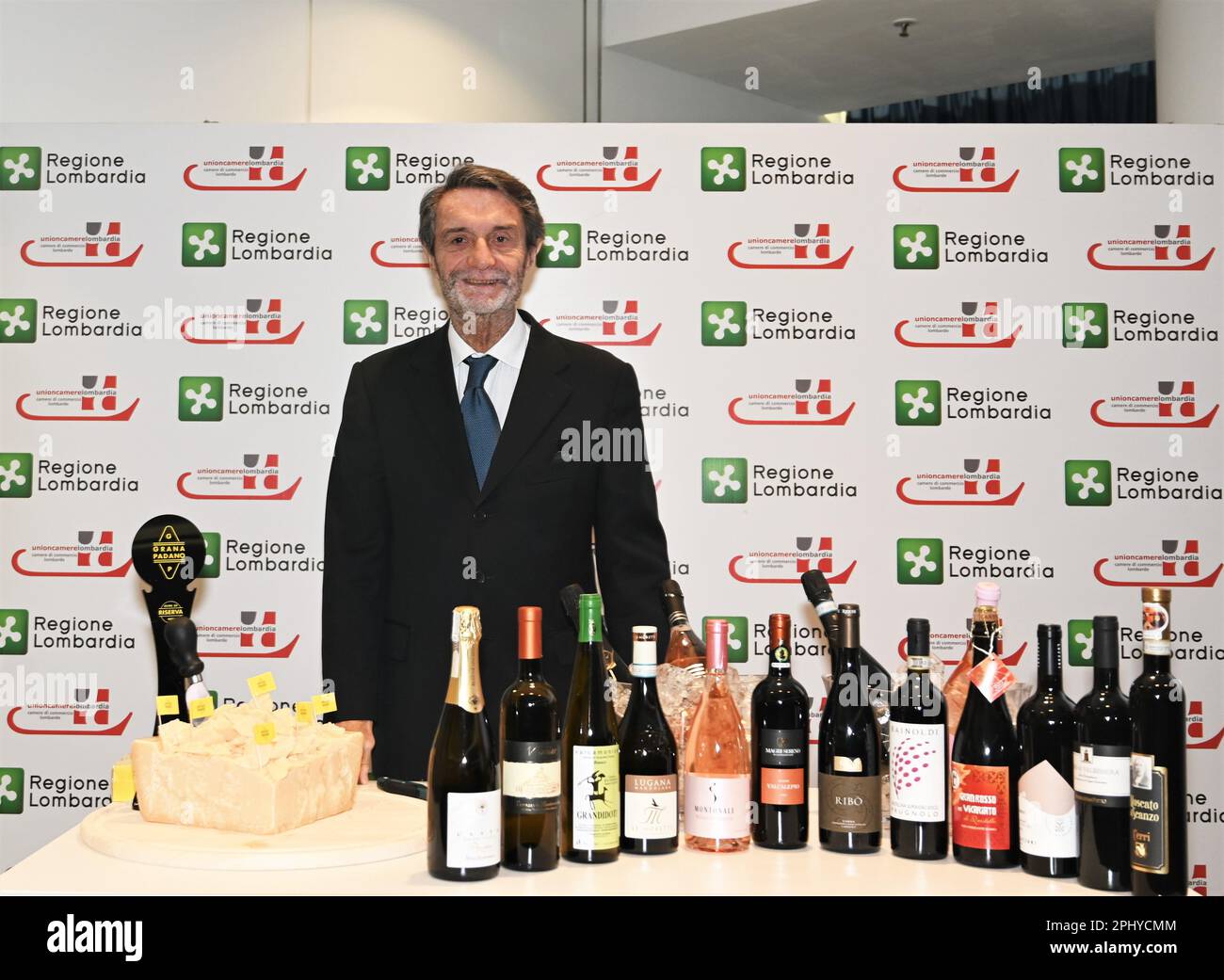 Milano, . 30th Mar, 2023. Milano, Italia Vinitaly 2023 la Regione Lombardia presenta con il suo stand con vini e prodotti stampa presentazione Attilio Fontana Presidente RL, Alessandro Beduschi Assessore Agricoltura e alimentazione sovranità, foreste RL, Gian Domenico Auricchio Presidente Unioncamere Lombardia, Giovanna Prandini Presidente ASCOVILO, Silvano Bresciani Presidente Consorzio Franciacorta, Federico Bricolo Presidente Veronafiere nella foto: Attilio Fontana Presidente RL Credit: Independent Photo Agency/Alamy Live News Foto Stock