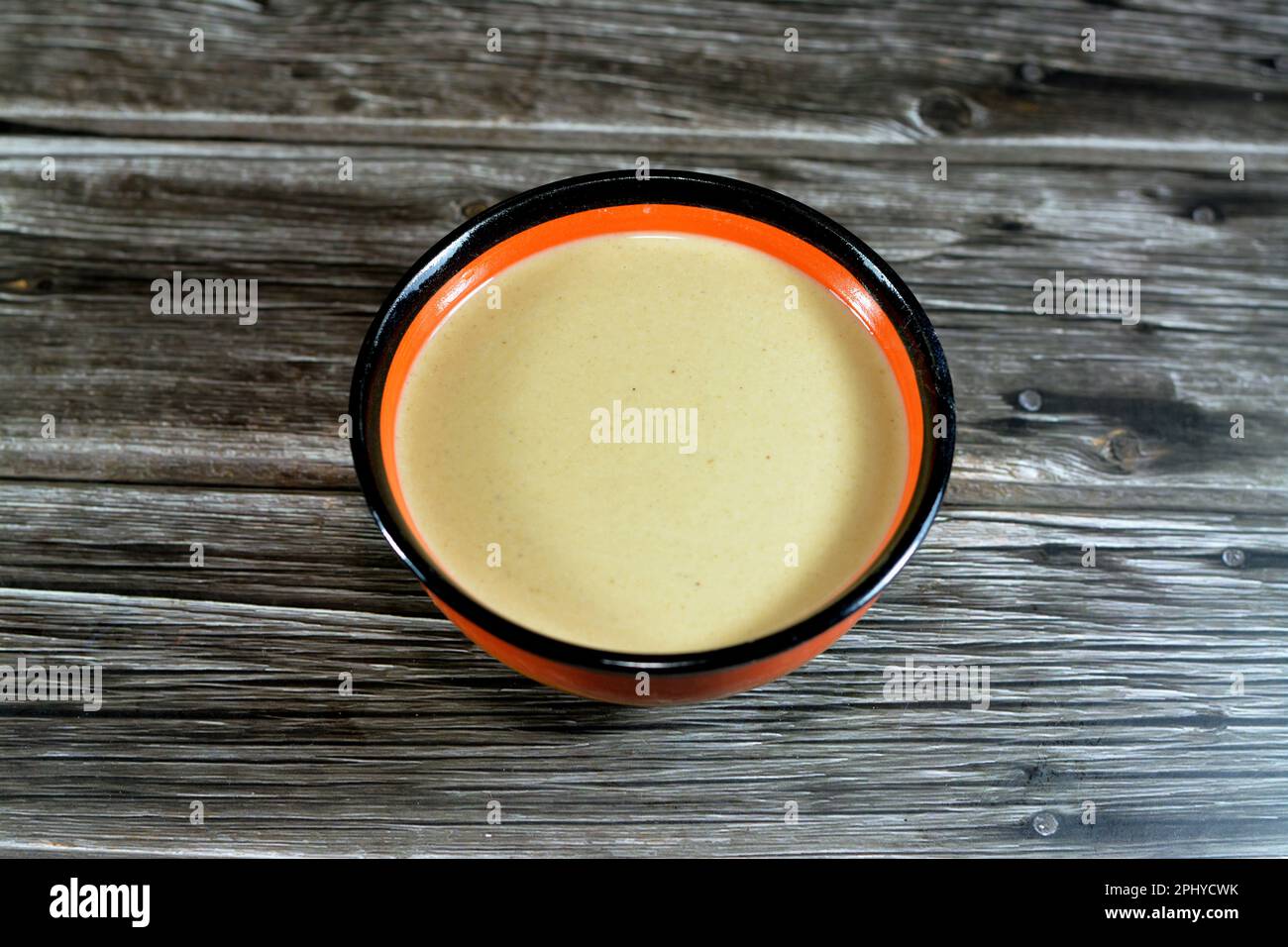 Ciotola di Tahini Tahina che è un condimento mediorientale fatto da sesamo macinato tostato, servito da solo (come un tuffo) o come ingrediente principale Foto Stock