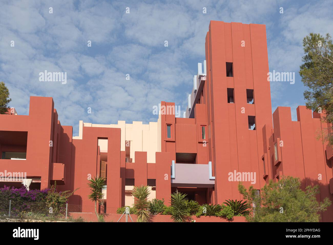 CALPE, SPAGNA-22 DICEMBRE 2021: Casa la Muralla Roja di Ricardo Bofill. Squid Game House Foto Stock
