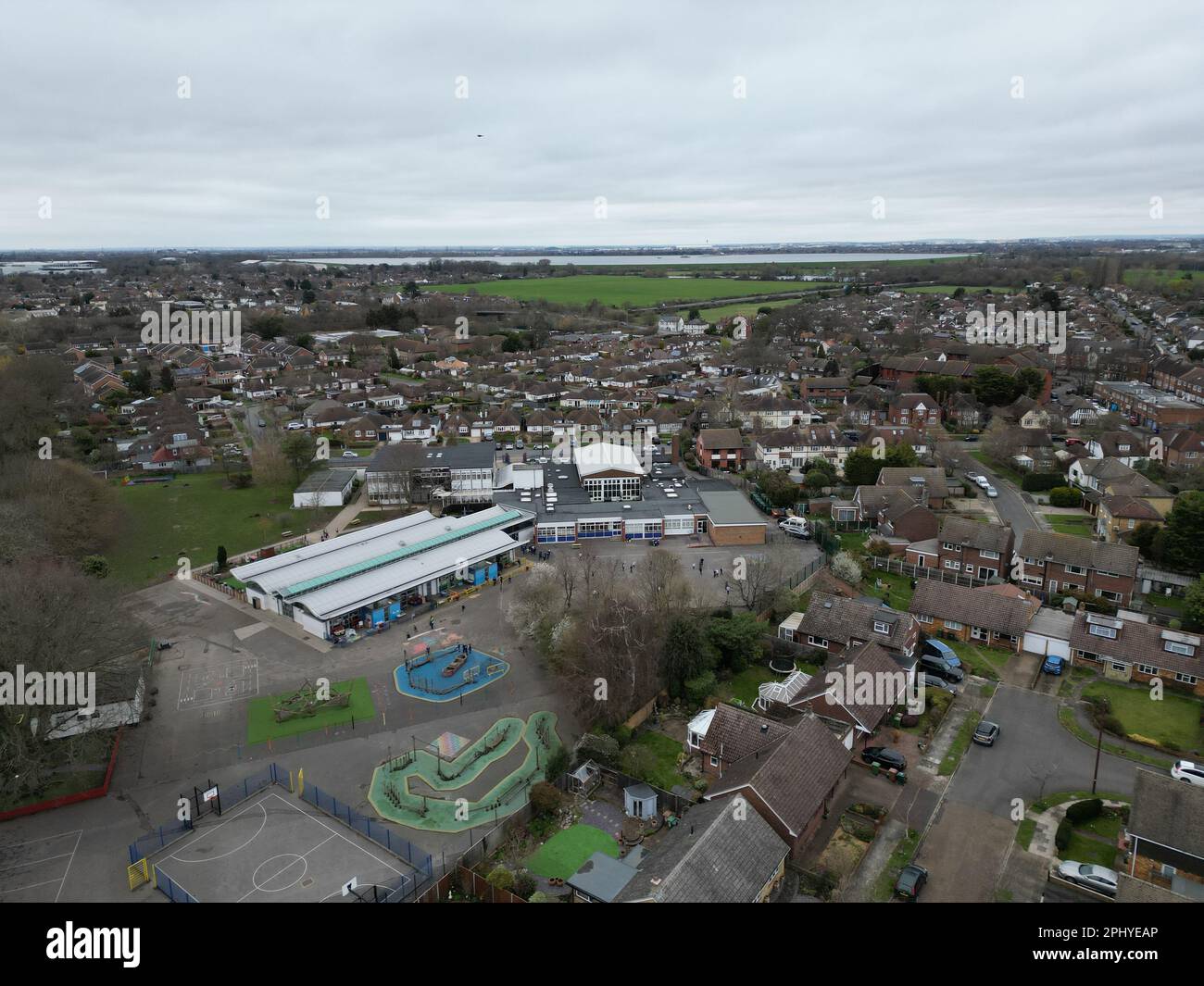 St Nicholas Primary School, Shepperton Surrey UK vista aerea del drone Foto Stock