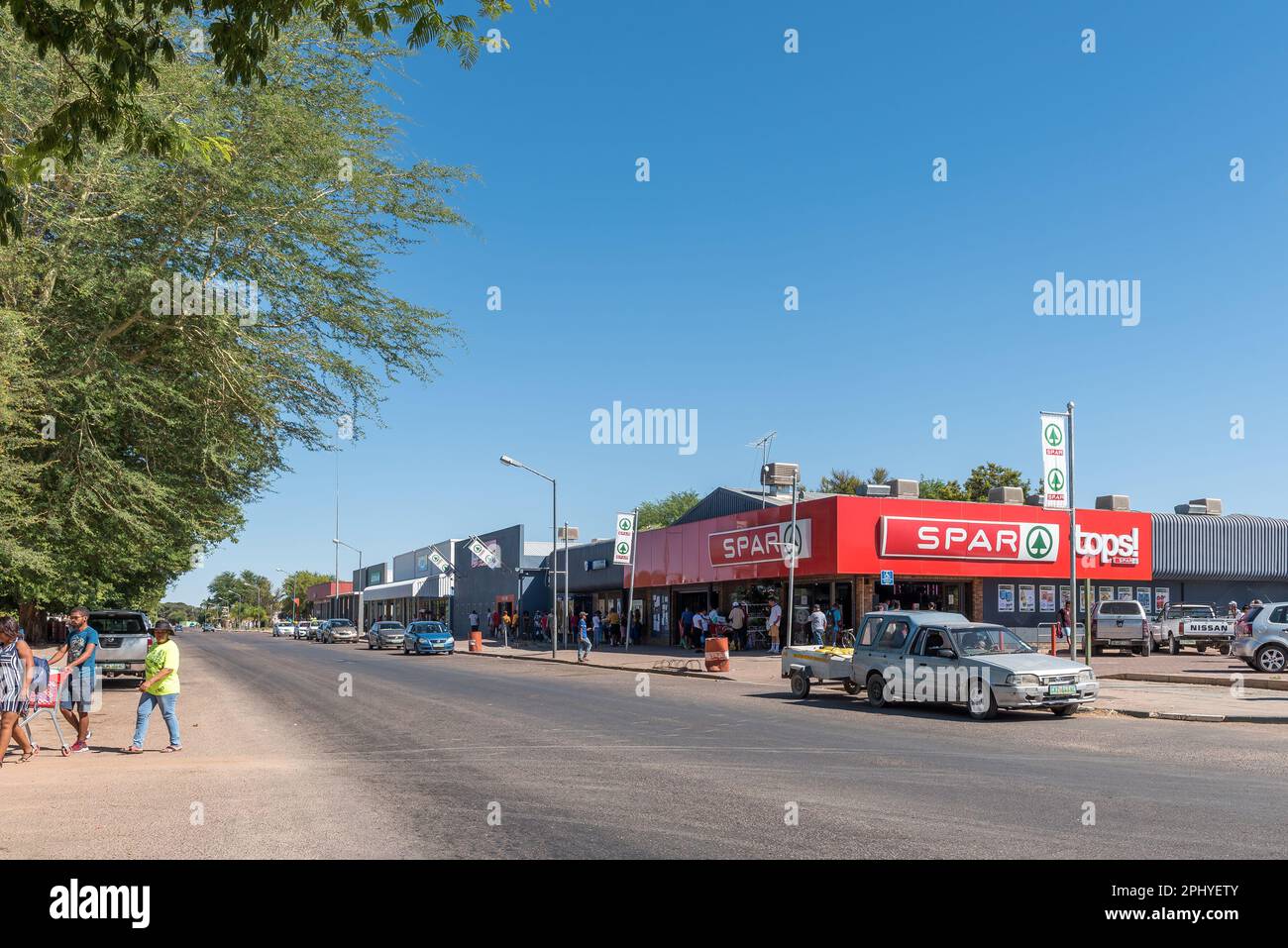 Keimoes, Sudafrica - 25 febbraio 2023: Una scena di strada, con imprese, persone e veicoli, a Keimoes nella Provincia del Capo Settentrionale Foto Stock