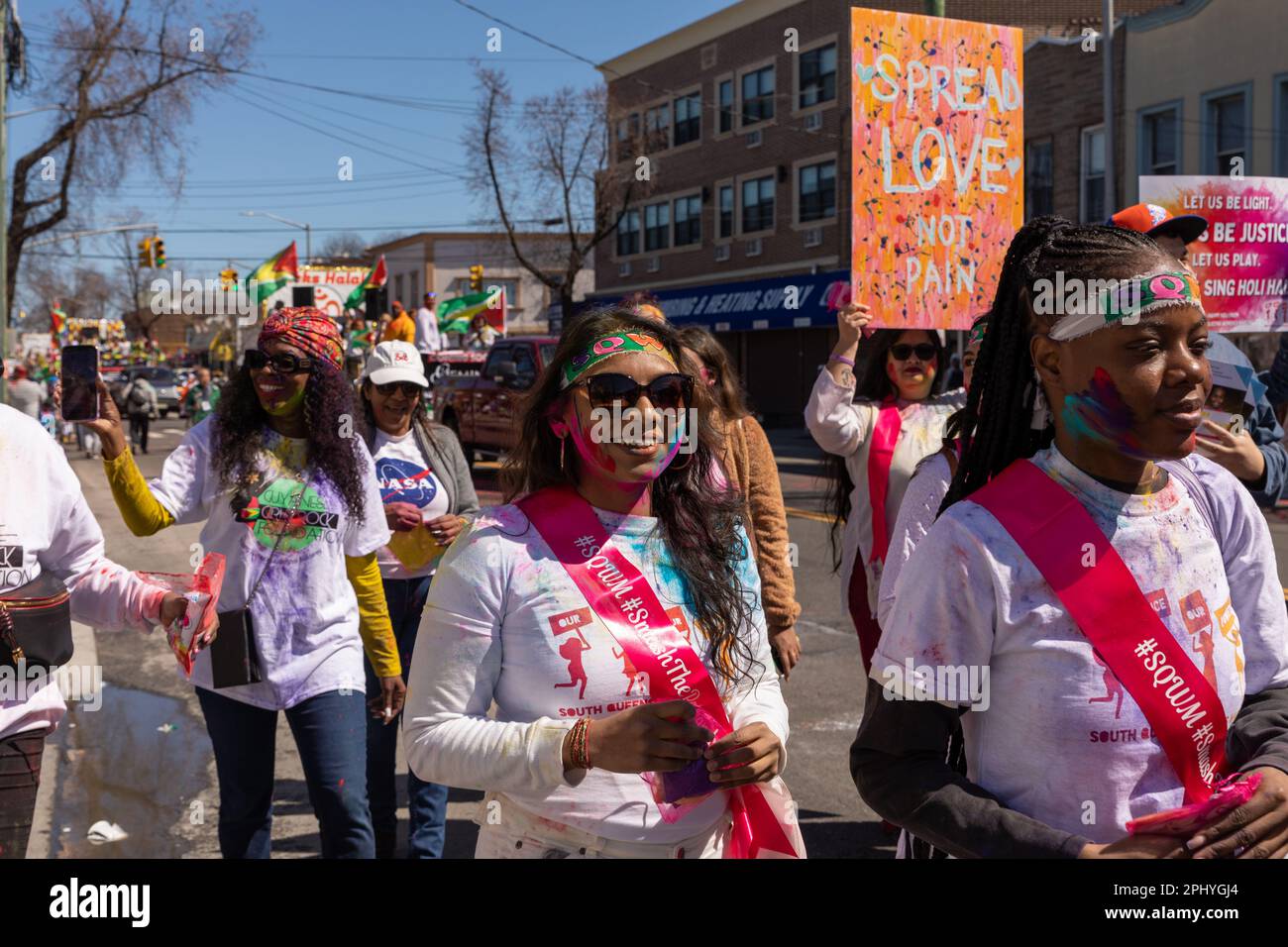 Un gruppo di donne diverse che camminano insieme in un ambiente all'aperto alla Phagwah Holi Parade 2023 a Queens, NY Foto Stock