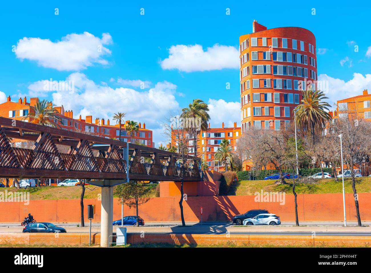 Ponte pedonale in legno sulla strada di Barcellona Foto Stock