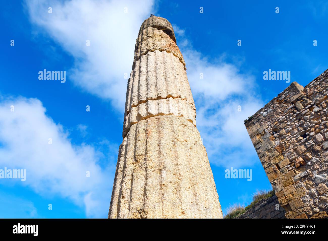 Columna Romana a Tarragona Spagna . Antica colonna di pietra romana Foto Stock