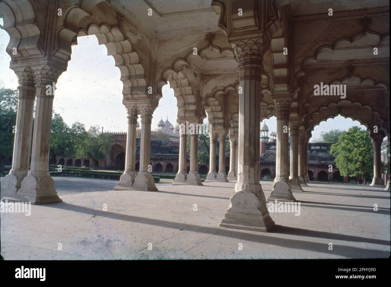 Il Forte di Agra è un forte storico nella città di Agra e conosciuto anche come Forte Rosso di Agra. Costruito dall'imperatore Mughal Akbar nel 1565 e completato nel 1573, fu la residenza principale degli imperatori della dinastia Mughal fino al 1638, quando la capitale fu spostata da Agra a Delhi. Il forte di Agra è un sito patrimonio dell'umanità dell'UNESCO. Foto Stock