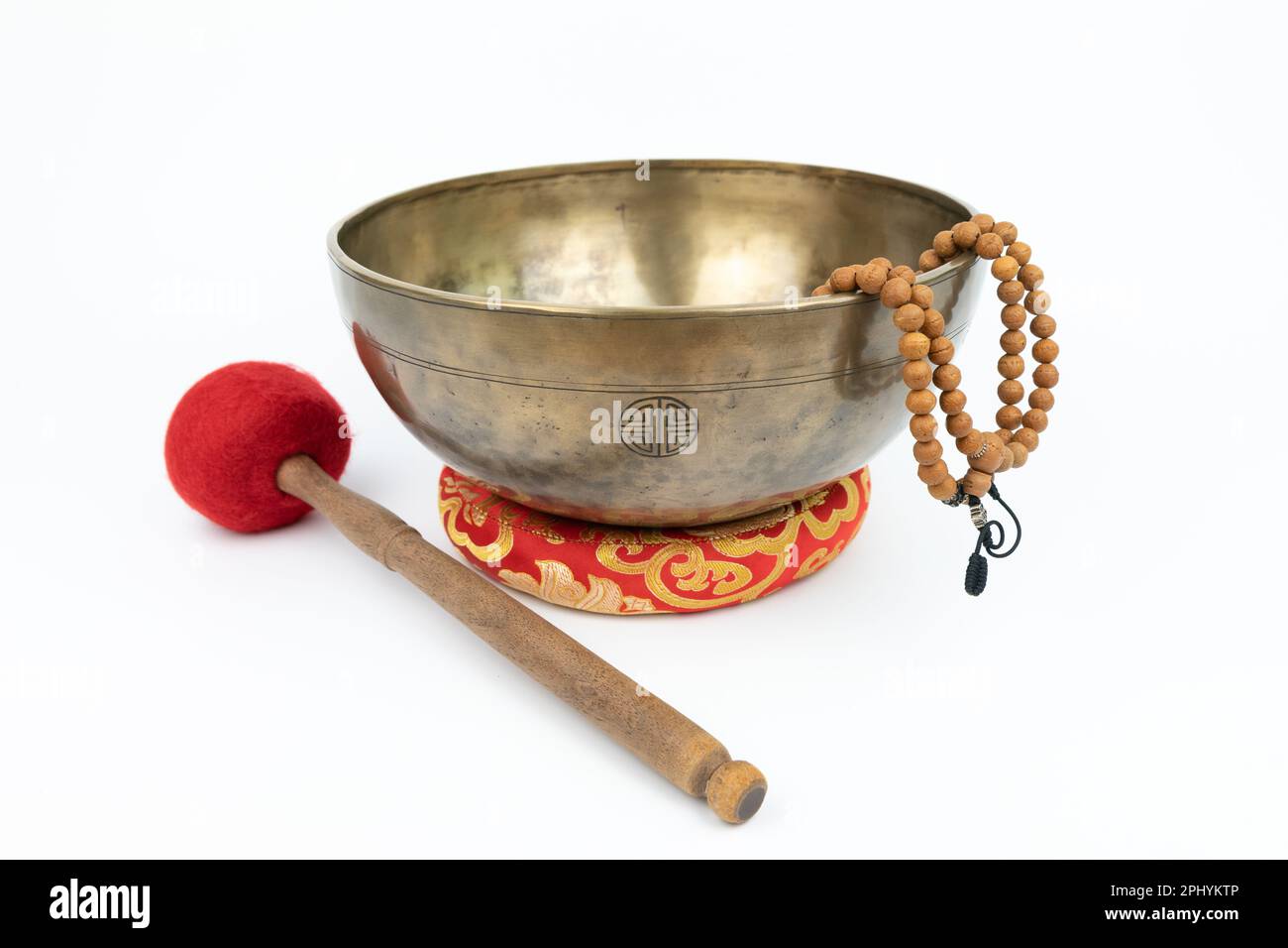Ciotola tibetana di canto a luna piena con un mazzuolo (bastone Striker) e japa mala (perline di preghiera) isolati su sfondo bianco Foto Stock