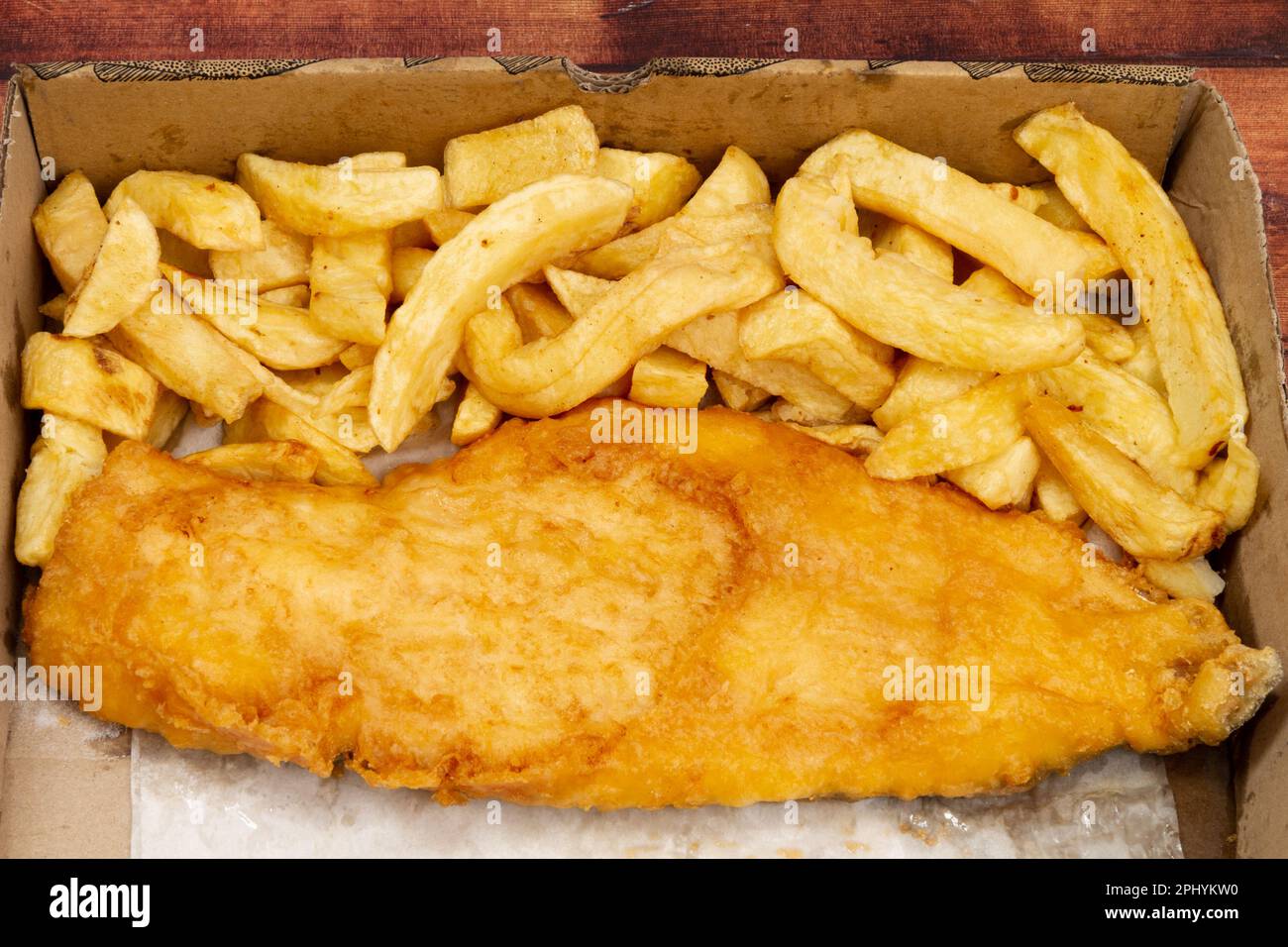 Pesci e patatine fritte in una scatola, primo piano Foto Stock
