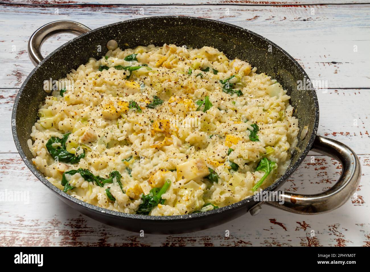 Eglefino affumicato e risotto di porro, in padella Foto Stock
