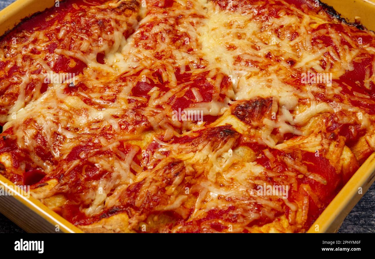 enchiladas di pollo e fagioli neri in teglia da forno Foto Stock