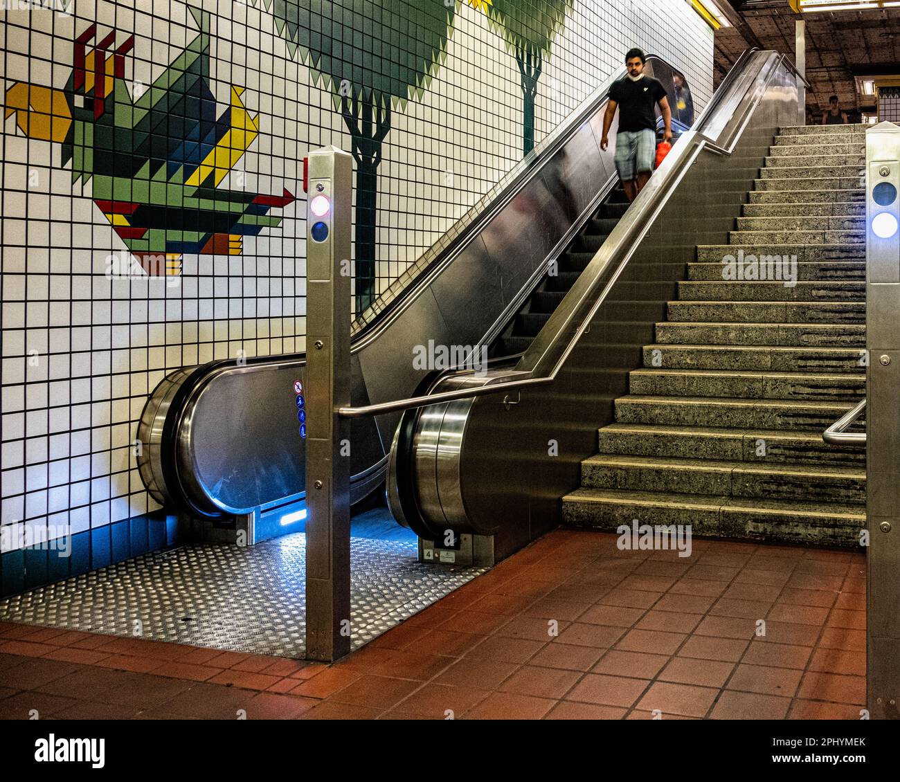 La stazione della metropolitana U-bahn Franz-Neumann-Platz serve la linea U8 di Reinickendorf, Berlino. Interni progettati dall'architetto R.G. .Rümmler Foto Stock