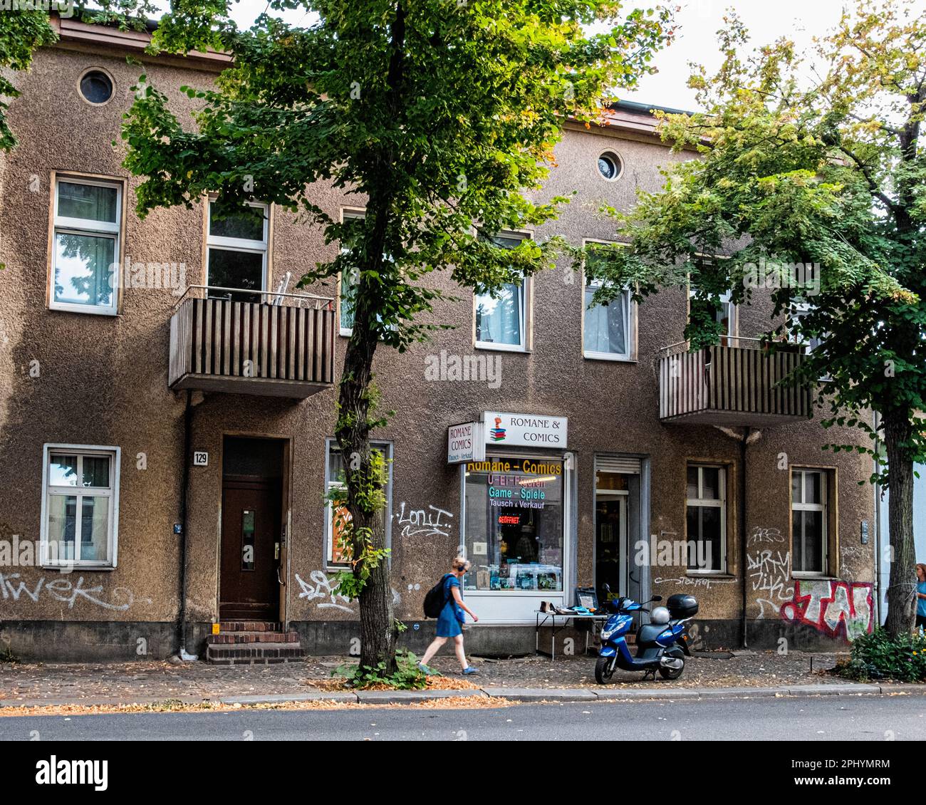 Romane Comic negozio in vecchio edificio di appartamenti a Holländerstraße 129, , Reinickendorf, Berlino, Germania Foto Stock