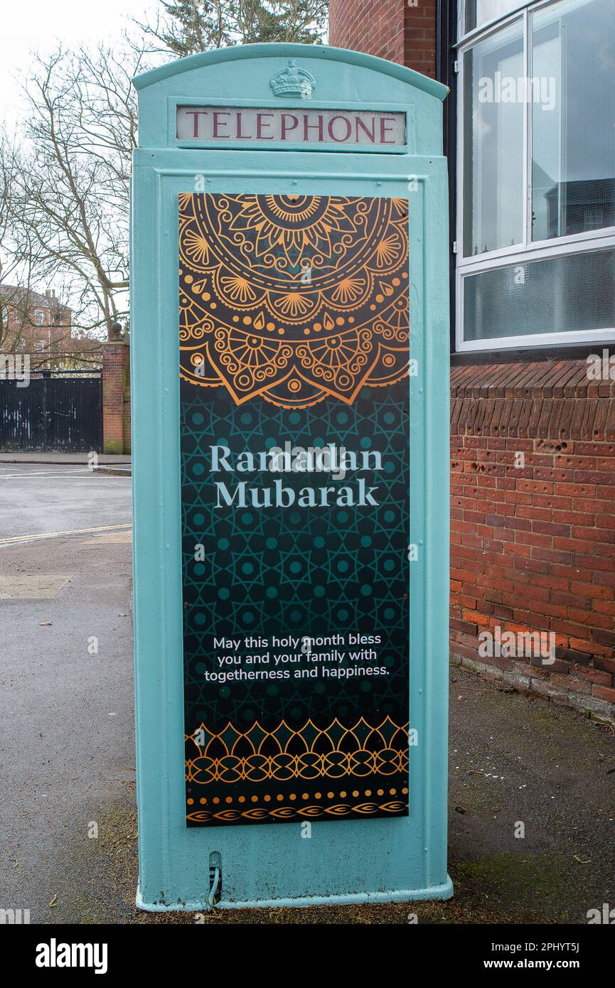 Eton, Windsor, Berkshire, Regno Unito. 30th marzo, 2023. Una biblioteca comunitaria cassetta telefonica fuori Eton College con un messaggio di saluto religioso Ramadan di Ramadan Mubarak, maggio che questo mese santo benedica voi e la vostra famiglia con l'Unione e la felicità. Credit: Maureen McLean/Alamy Live News Foto Stock