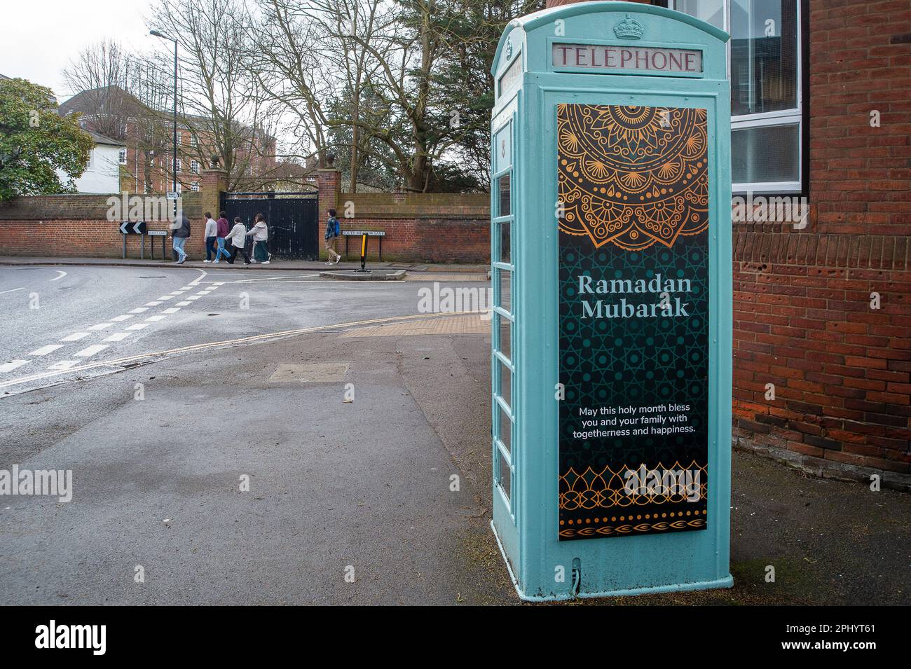 Eton, Windsor, Berkshire, Regno Unito. 30th marzo, 2023. Una biblioteca comunitaria cassetta telefonica fuori Eton College con un messaggio di saluto religioso Ramadan di Ramadan Mubarak, maggio che questo mese santo benedica voi e la vostra famiglia con l'Unione e la felicità. Credit: Maureen McLean/Alamy Live News Foto Stock
