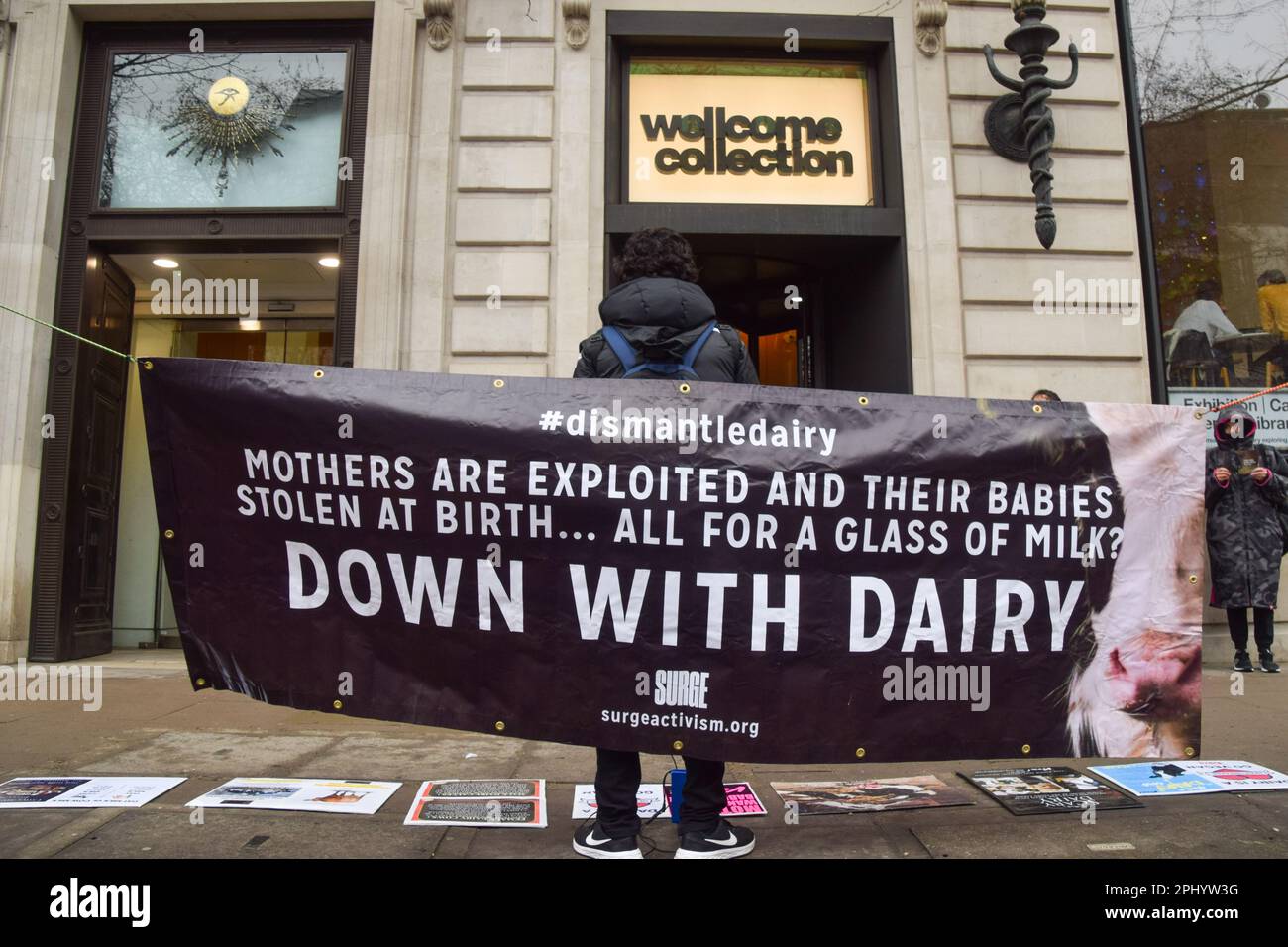 Londra, Regno Unito. 29th Mar, 2023. Durante la dimostrazione viene visualizzato un banner anti-latticini. Gli attivisti per i diritti degli animali si sono riuniti all'esterno della Wellcome Collection all'apertura della mostra 'latte' del museo, che 'esplora il nostro rapporto con il latte e il suo posto nella politica, nella società e nella cultura'. (Foto di Vuk Valcic/SOPA Images/Sipa USA) Credit: Sipa USA/Alamy Live News Foto Stock